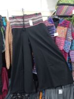 Pantalón campana con fajín de algodón trenzado a mano en color negro