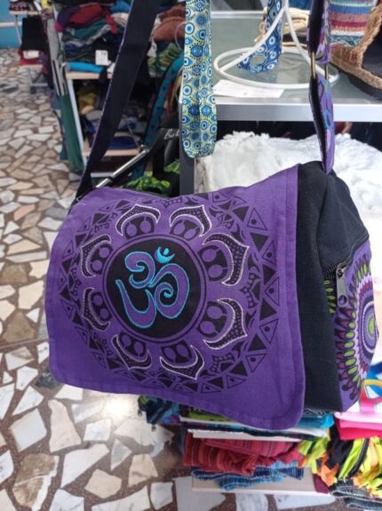 Bolso artesanal OHM de algodón nepalí color lila con bordado a mano