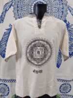 Camisa Mao arena de algodón Nepal con mandala tibetano en blockprint y pespuntes a mano.