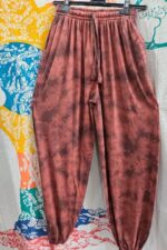 Pantalón Aladdín de algodón orgánico con estampado Batik artesanal en cera de abeja y técnica tie-dye corinto.