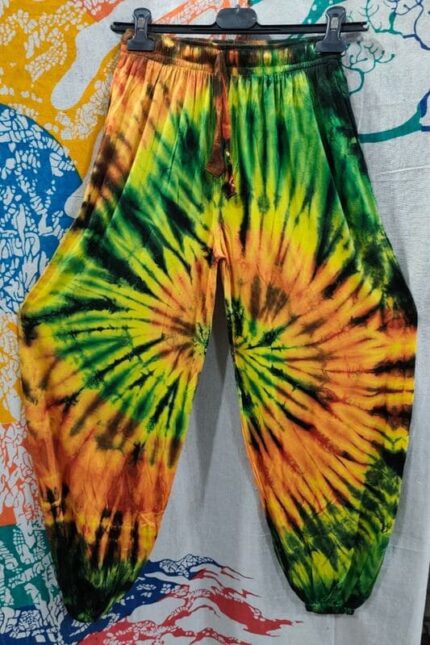 Pantalón Aladdín de algodón orgánico con estampado Batik artesanal en cera de abeja y técnica tie-dye trópico.