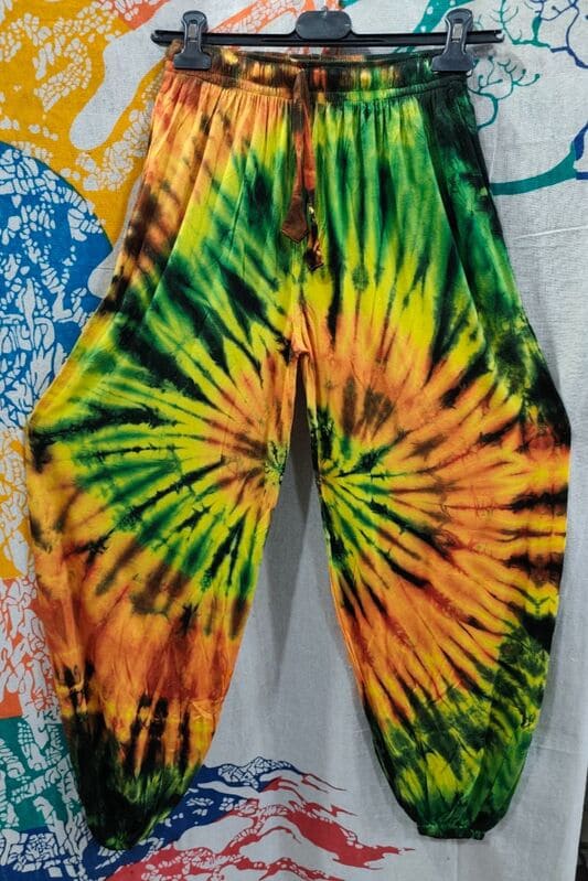 Pantalón Aladdín de algodón orgánico con estampado Batik artesanal en cera de abeja y técnica tie-dye trópico.