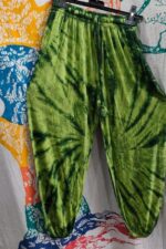 Pantalón Aladdín de algodón orgánico con estampado Batik artesanal en cera de abeja y técnica tie-dye verde Kenia.