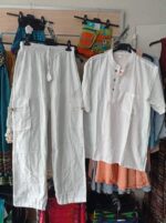 Conjunto hippie blanco de algodón Nepal con pantalón multibolsillo y camisa Mao con botones de coco.