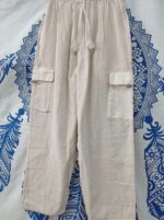 Pantalón hippie arena de algodón Nepal con múltiples bolsillos y botones de madera de coco.