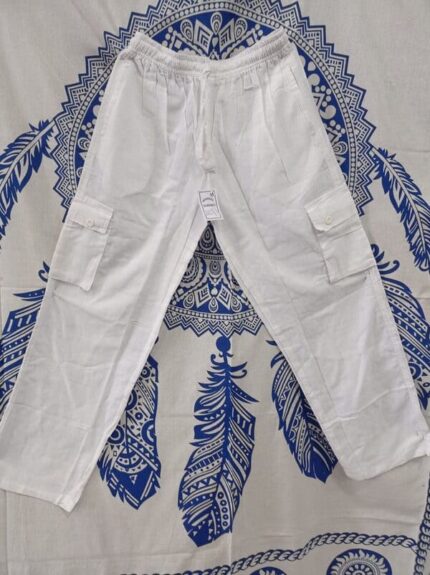 Pantalón hippie blanco de algodón Nepal con múltiples bolsillos y botones de madera de coco.