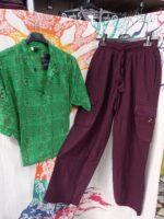 Pantalón hippie verde de algodón Nepal con múltiples bolsillos y botones de madera de coco.