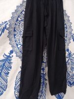 Pantalón hippie negro de algodón Nepal con múltiples bolsillos y botones de madera de coco.
