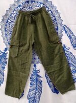 Pantalón hippie verde de algodón Nepal con múltiples bolsillos y botones de madera de coco.