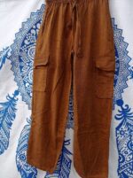 Pantalón hippie whisky de algodón Nepal con múltiples bolsillos y botones de madera de coco.