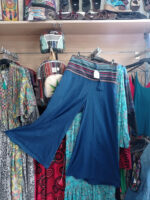 Pantalón campana con fajín de algodón trenzado a mano en color azul