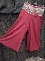 Pantalón campana con fajín de algodón trenzado a mano en color granate